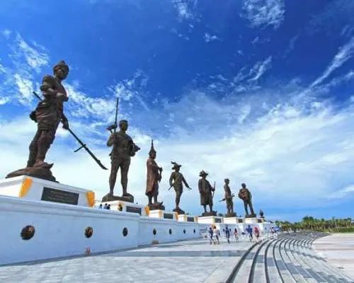 曼谷出发华欣包车：游览著名寺庙、火车站、拉贾帕克蒂公园和海滩 | 泰国