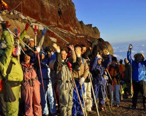 富士山登山ツアー 2日間 | 英語対応・富士山専属ガイド同行・温泉または忍野八海見学の選べるプラン【上野・新宿発】