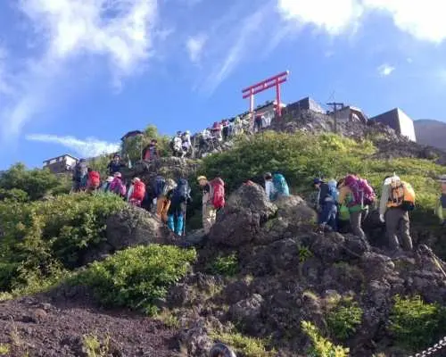 富士山登山ツアー 2日間 | 英語対応・富士山専属ガイド同行・温泉または忍野八海見学の選べるプラン【上野・新宿発】