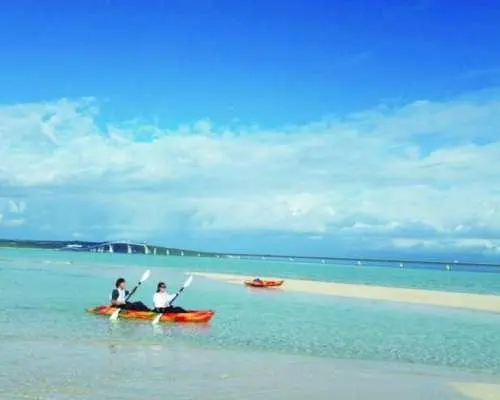 【宮古島】<Uni Beach Kayak Tour> 僅限60歲以上人士參加！ 【免費拍照/租賃】接受臨時預訂！內含宮古島希爾頓飯店泳池及自助午餐優惠券。