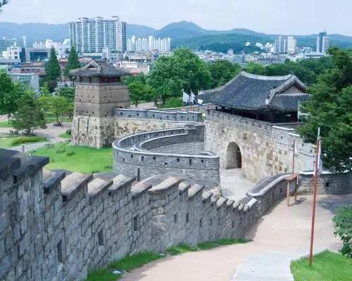 像當地人一樣放鬆：首爾出發的水原華城及韓劇取景地一日遊（小團）