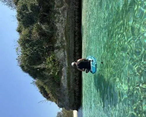 【沖縄　今帰仁村・本部】サップ　左右の水面下に現れるサンゴ礁や熱帯魚をゆったりご覧になれます。＊Insta360で撮影無料！