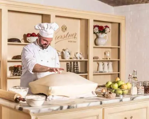 Vienna: Gerstner KuK Hofzuckerbäcker Baking Show & Tasting｜Austria