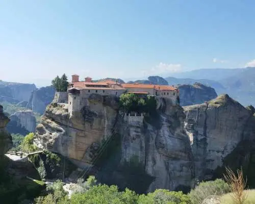 From Volos : Meteora Monasteries and Rocks Guided Tour｜Greece