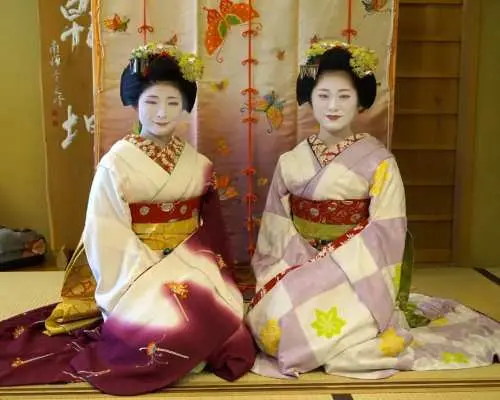 [Kyoto] Gion Maiko Close-up Interaction Experience | Dance Performances, Games, and Wagashi Culture
