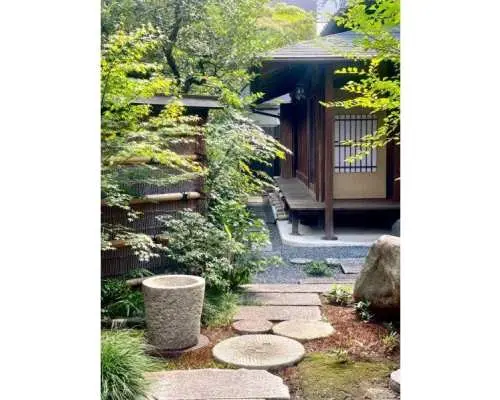 【京都・河原町御池】未千流｜香茶房・香の雫と抹茶の一服 — 非公開寺院の庭を眺め、和の香りを蒸留する時間 —