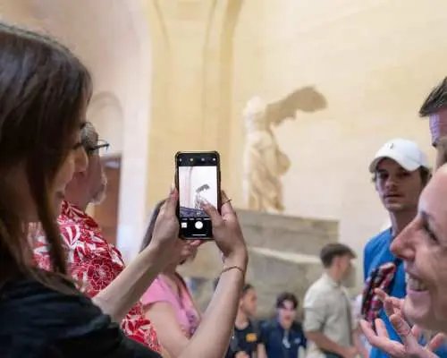 Paris Louvre Museum: Small Group Guided Highlights Tour｜France