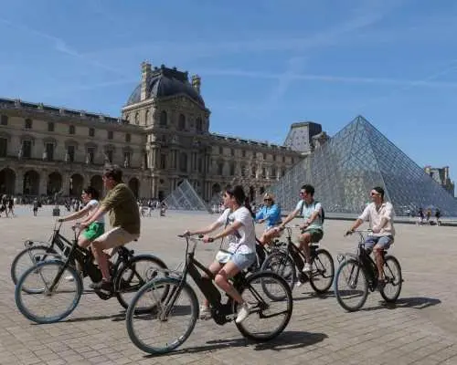 自転車でパリを探索｜フランス
