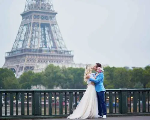 Paris: Romantic Couple Photoshoot (with flower bouquet!)｜France