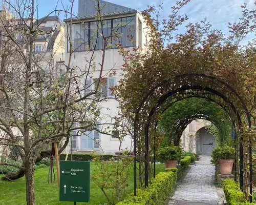 Paris for Art Lovers: Montmartre and Renoir’s Gardens｜France