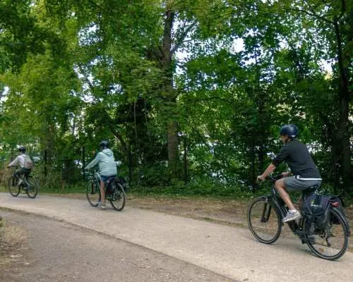 電動自転車でパリからヴェルサイユへ – 自然と発見の旅｜フランス