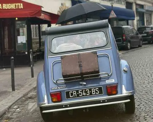 Paris: 2CV Ride, Dinner, and Cabaret Show at Paradis Latin｜France