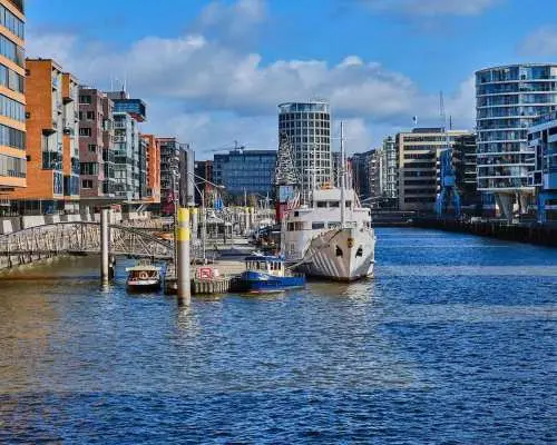 Guided tour of Hamburg's Speicherstadt – warehouses, free port, and duty-free status｜Germany