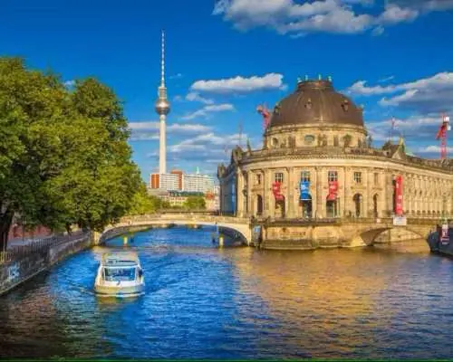 Berlin: Historic Guided Walking Tour with Museum Island Pass｜Germany
