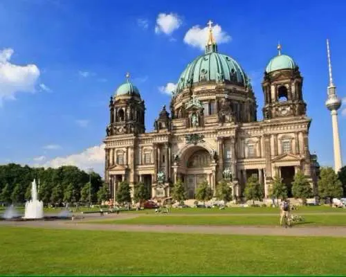 Berlin: Historic Guided Walking Tour with Museum Island Pass｜Germany