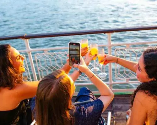 Budapest: Sightseeing River Cruise with Unlimited Cocktails｜Hungary