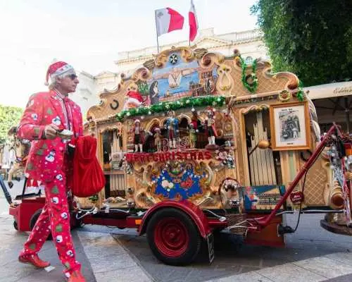マルタ、バレッタの歴史的な街並みを巡るプライベートクリスマスウォーキングツアー