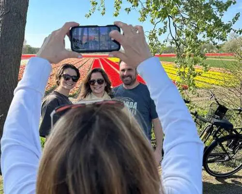 Enjoy the tulip fields by bike with a guide (small group)!｜Netherlands