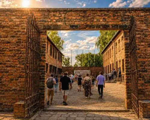 Krakow: Tour tham quan có hướng dẫn trực tiếp tại Auschwitz-Birkenau & đón khách tại khách sạn | Ba Lan