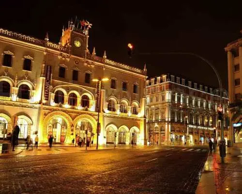 Lisbon: Tour nửa ngày đêm theo nhóm kèm chương trình biểu diễn nhạc Fado và bữa tối | Bồ Đào Nha