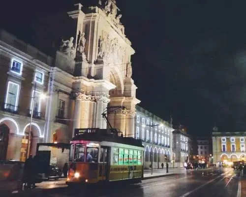 Lisbon: Tour ngắm đèn Giáng sinh riêng bằng xe Tuk Tuk thân thiện với môi trường | Bồ Đào Nha