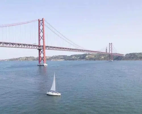 Lisbon: Yacht Sailing Tour With Portuguese Wine and History｜Portugal