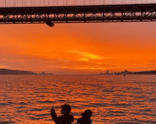 Lisbon: Sunset Cruise With Wine on Catamaran｜Portugal