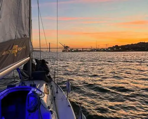 ลิสบอน: ทัวร์ล่องเรือใบแบบกลุ่มเล็ก พร้อมเครื่องดื่มไม่อั้นและไวน์แดง | โปรตุเกส