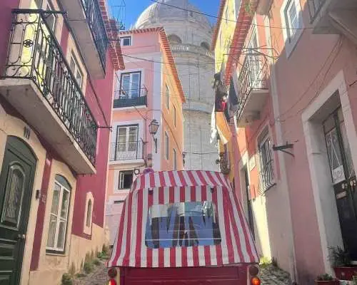 1.5h Guided tuk tuk tour in Lisbon's old neighborhoods｜Portugal