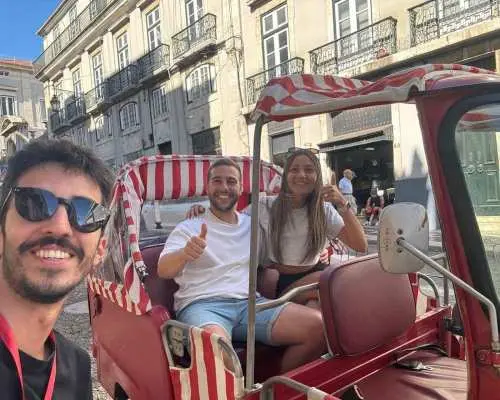 1.5h Guided tuk tuk tour in Lisbon's old neighborhoods｜Portugal