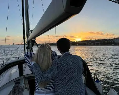 Lisbon: Du thuyền ngắm hoàng hôn lãng mạn với rượu vang và món tapas Bồ Đào Nha | Bồ Đào Nha