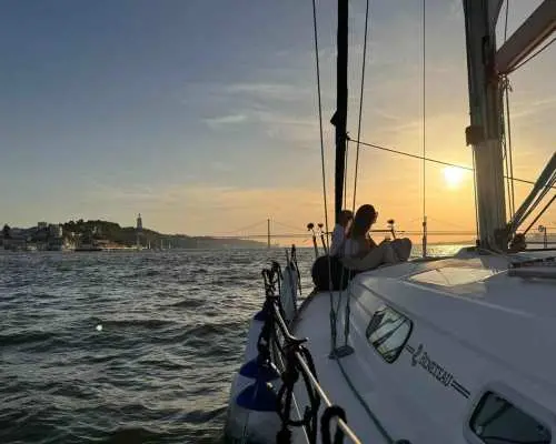 Lisbon: Du thuyền ngắm hoàng hôn lãng mạn với rượu vang và món tapas Bồ Đào Nha | Bồ Đào Nha