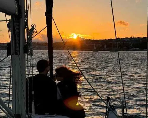 Lisbon: Du thuyền ngắm hoàng hôn lãng mạn với rượu vang và món tapas Bồ Đào Nha | Bồ Đào Nha