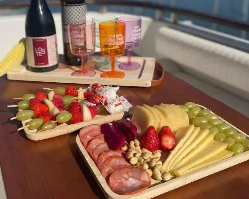 葡萄牙私人游艇之旅，船上提供葡萄酒品尝。