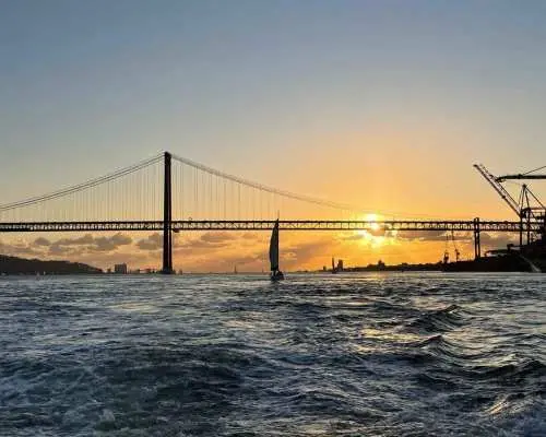 葡萄牙私人游艇之旅，船上提供葡萄酒品尝。