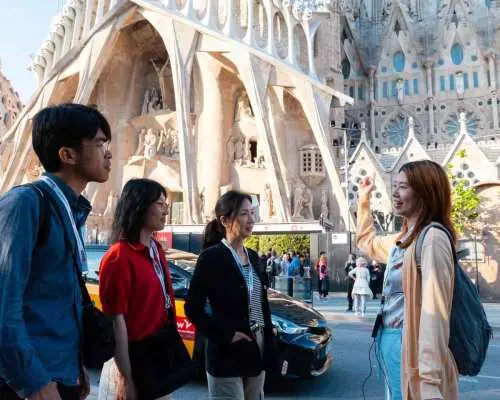 Sagrada Familia Tour with Express Entry and Local Guide｜Spain