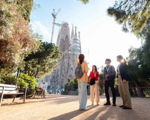 Sagrada Familia Tour with Express Entry and Local Guide｜Spain