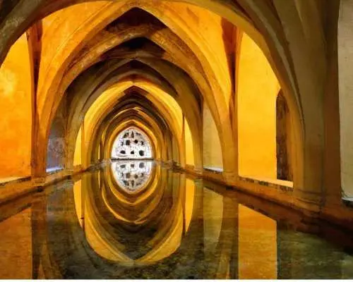 ทริปเที่ยวเซบียาแบบไปเช้าเย็นกลับจากคอสตาเดลโซล และตั๋วเข้าชมพระราชวังเรอัลอัลกาซาร์ | สเปน