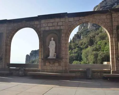 From Barcelona: Private Montserrat and Boutique Winery Tour｜Spain