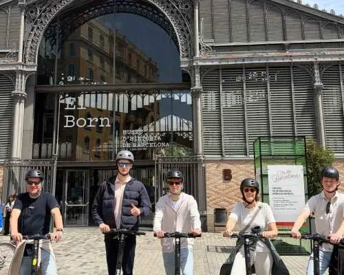 “Barcelona E-Scooter Sightseeing Tour: Old Town & Beach”｜Spain