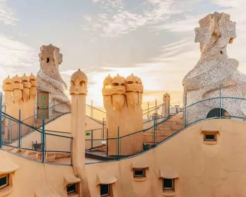 บาร์เซโลนา: ทัวร์พร้อมไกด์เข้าชม Casa Milà ในช่วงเช้าตรู่ | สเปน