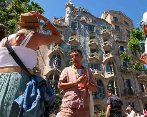 Barcelona: Sagrada Familia, Park Guell, Casa Mila & tapas｜Spain