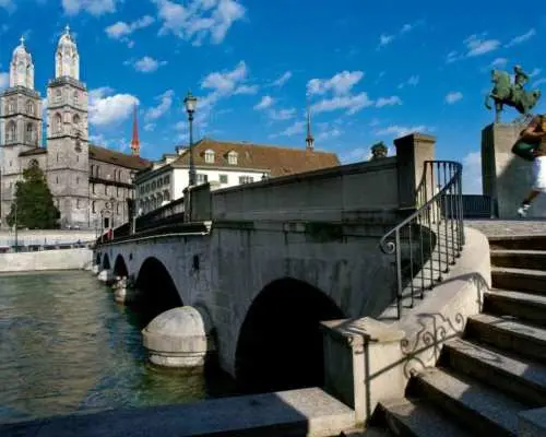 Zurich: Tour tham quan các điểm du lịch nổi bật nhất thành phố bằng xe buýt với hướng dẫn âm thanh | Thụy Sĩ