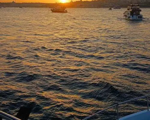 Istanbul: Du thuyền ngắm hoàng hôn trên eo biển Bosphorus kèm đồ ăn nhẹ và rượu vang | Thổ Nhĩ Kỳ