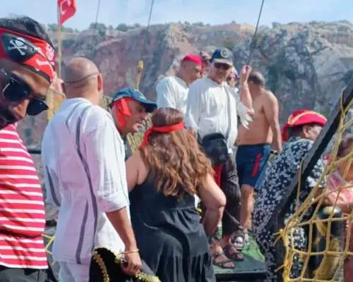 Alanya: Du thuyền cướp biển sang trọng kèm bữa trưa và đồ uống không giới hạn | Thổ Nhĩ Kỳ