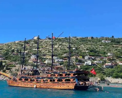 Alanya: Du thuyền cướp biển sang trọng kèm bữa trưa và đồ uống không giới hạn | Thổ Nhĩ Kỳ