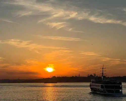 Istanbul: Bosphorus River Sunset Yacht Tour with Commentary｜Turkey