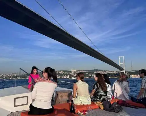 Istanbul: Morning or Sunset Cruise with Guide and Snacks｜Turkey