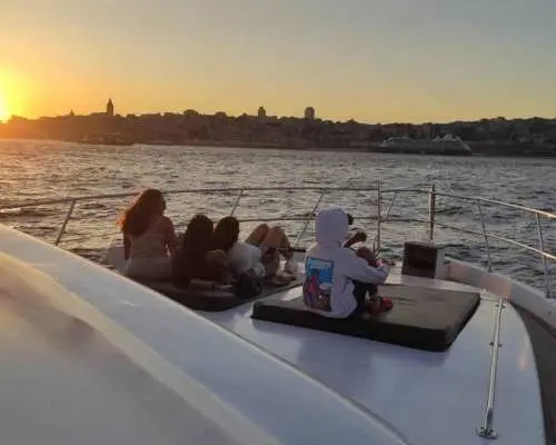 Private Bosphorus Yacht with Local Guide and Snacks｜Turkey