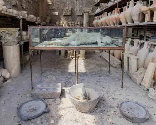 From Rome: Pompeii & Naples Small-Group Day Tour with Lunch｜Italy